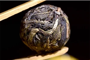 China Yunnan Pu 'er Tea In 2024, an elephant in heaven and earth took root and 105 grams of raw jade dragon ball tea.