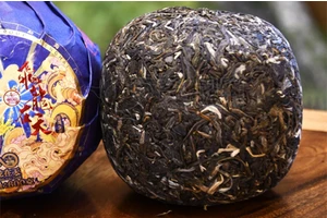 China Yunnan Pu 'er Tea In 2024, 800 grams of raw tea was produced by Feilong in Tianlongtuan.